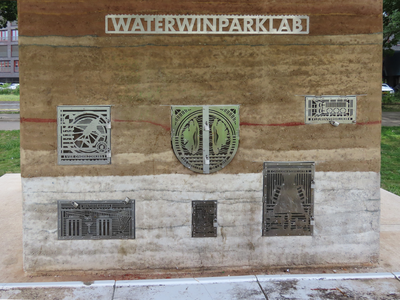 915097 Gezicht op de voorzijde van het 'Waterwinparklab', een project van Sannah Belzer, in juni 2024 officieel onthuld ...